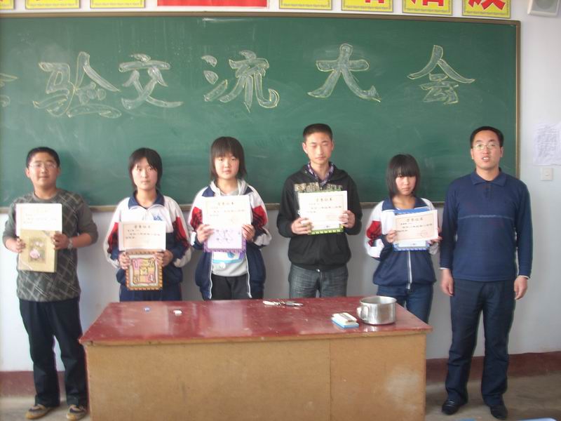 老师与我们合影（右一）