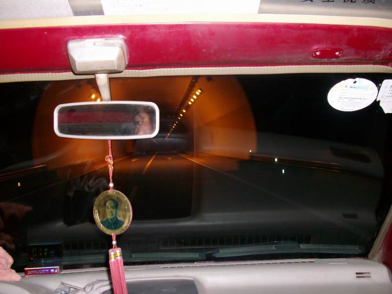 汔车经过高速隧道