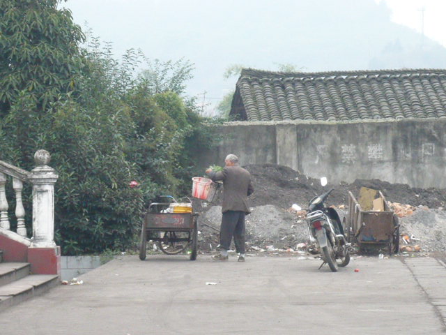 正在提臊水桶的老人